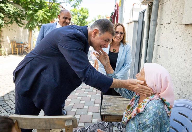 İzmir Büyükşehir Belediyesi’nin emeklilere yönelik aylık alışveriş ve kira desteği