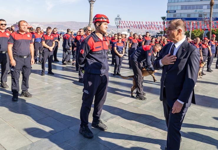 İzmir Büyükşehir Belediye Başkanı Dr. Cemil Tugay, itfaiye hizmetlerinin belediyeye