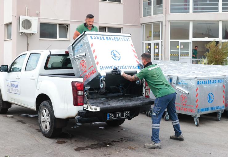 Konak Belediyesi, eskiyen çöp konteynerlerini yenilemeyi sürdürüyor.