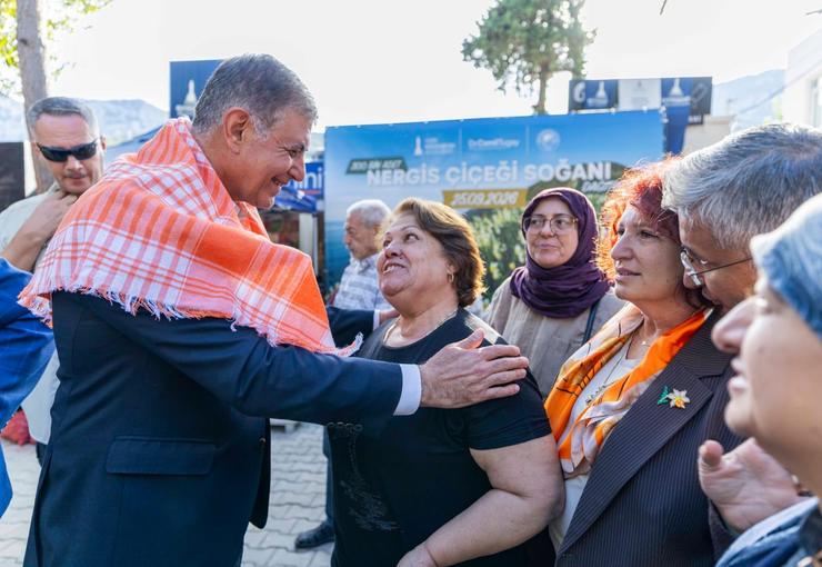 İzmir Büyükşehir Belediye Başkanı Dr. Cemil Tugay, Karaburun’da nergis üretimini