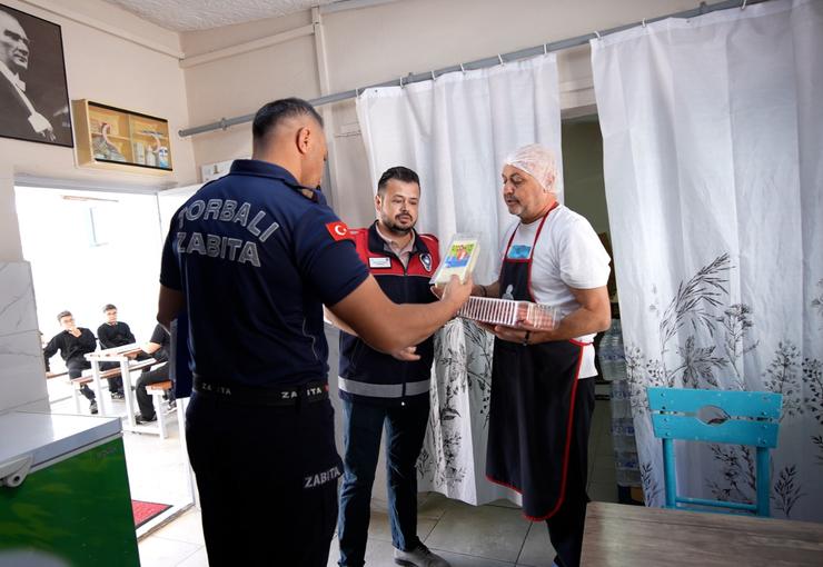 Torbalı Belediyesi zabıta ekipleri, yeni eğitim öğretim yılının başlamasıyla birlikte
