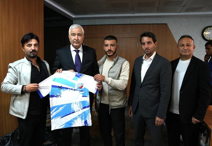 Kemalpaşa Belediyesi, 15 amatör futbol kulübü ve güreş takımına sağladığı