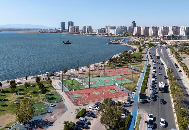 İzmir Büyükşehir Belediyesi tarafından kentteki spor tesislerinde bakım, onarım ve
