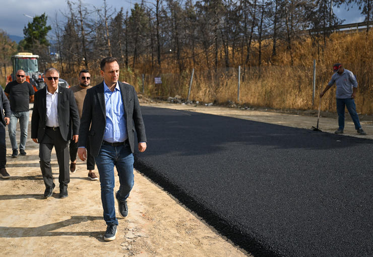 İlçedeki kronik yol sorunlarına neşter vuran Bornova Belediyesi, Karacaoğlan Mahallesi’nde