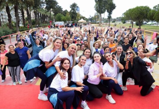 Konak Belediyesi’nin “Genç Ruh, Mutlu Beden” etkinliği kapsamında Denizatı Parkı’nda