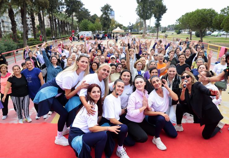 Konak Belediyesi’nin “Genç Ruh, Mutlu Beden” etkinliği kapsamında Denizatı Parkı’nda