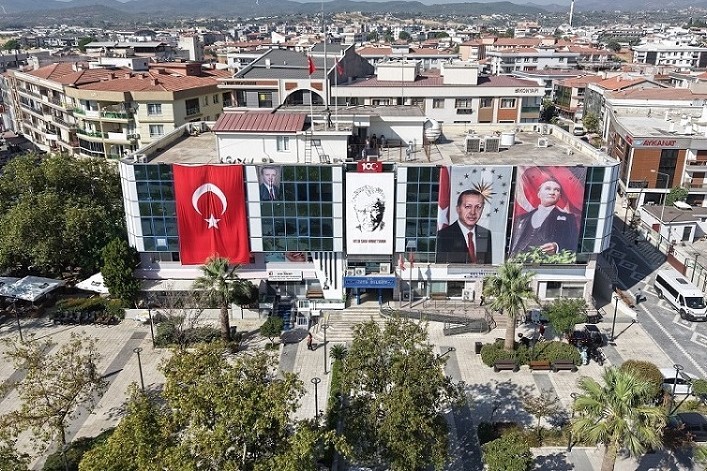 Menderes Belediyesi, ilçe genelinde moloz ve bahçe atıklarını topluyor.