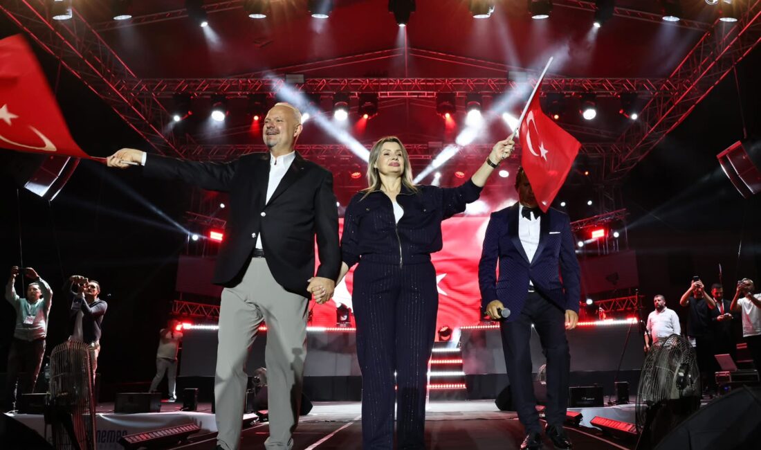 Menemen Belediyesi tarafından düzenlenen Kurtuluş Şenliği, muhteşem bir konserle son