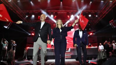 Menemen Belediyesi tarafından düzenlenen Kurtuluş Şenliği, muhteşem bir konserle son