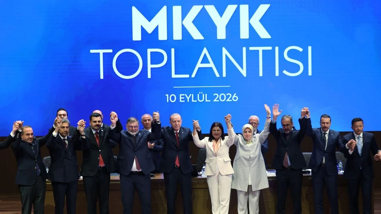 Foça Belediye Başkanı Saniye Bora Fıçı, CHP’den istifa ederek AK