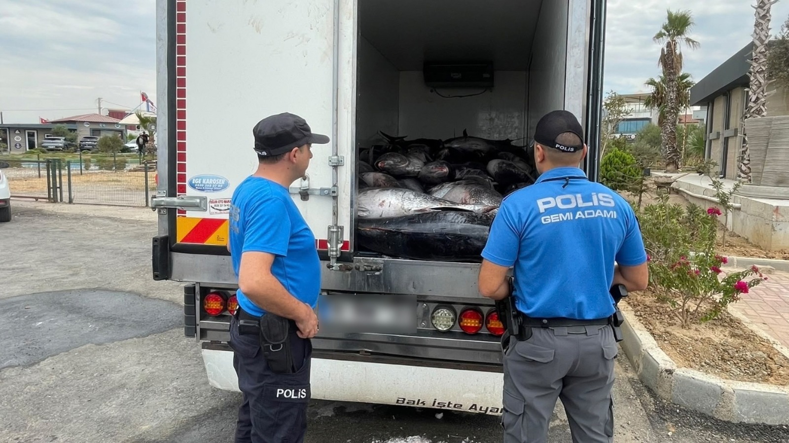 İzmir Deniz Polisi ekiplerinin kaçak ve izinsiz su ürünleri avcılığının