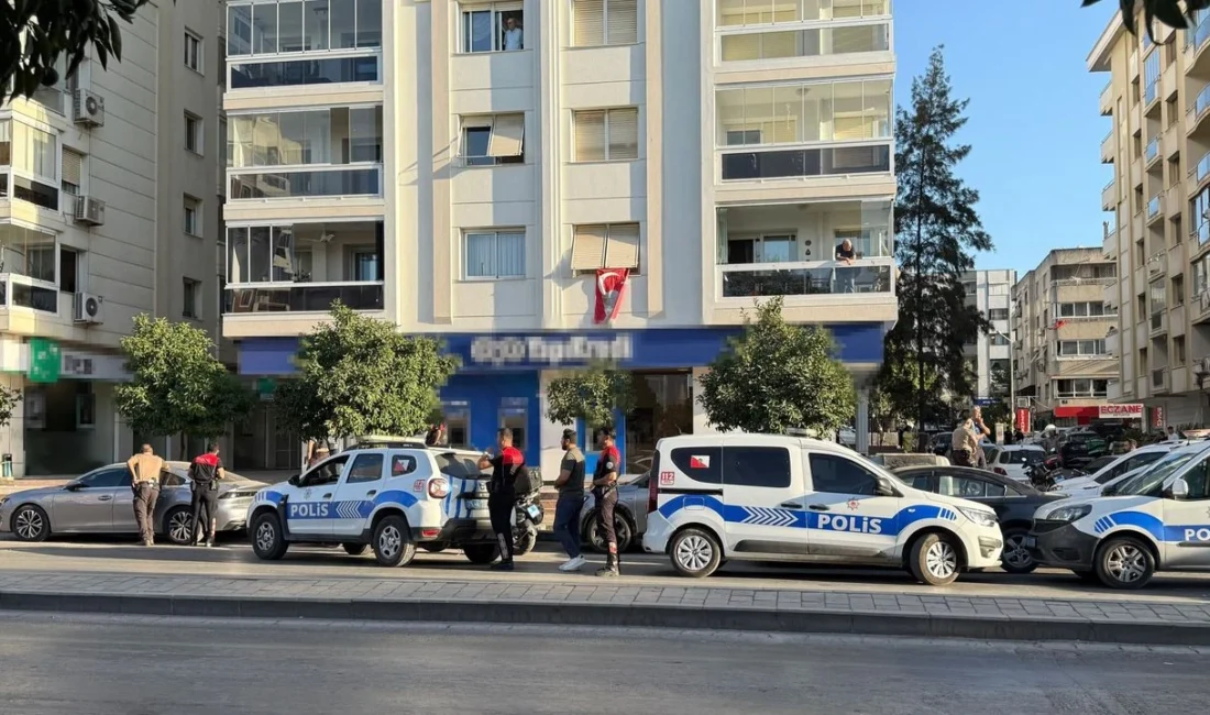 İzmir’de bir banka şubesine soygun girişiminin ardından bomba ihbarı yapıldı.