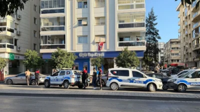 İzmir’de bir banka şubesine soygun girişiminin ardından bomba ihbarı yapıldı.