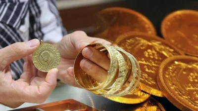 Altın fiyatlarında haftanın son işlem gününde hareketlilik devam ediyor. 25
