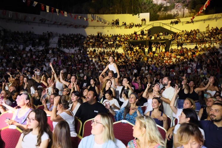 Çeşme Belediyesi tarafından düzenlenen Çeşme Festivali, 5-6 Eylül tarihlerinde gerçekleştirilen