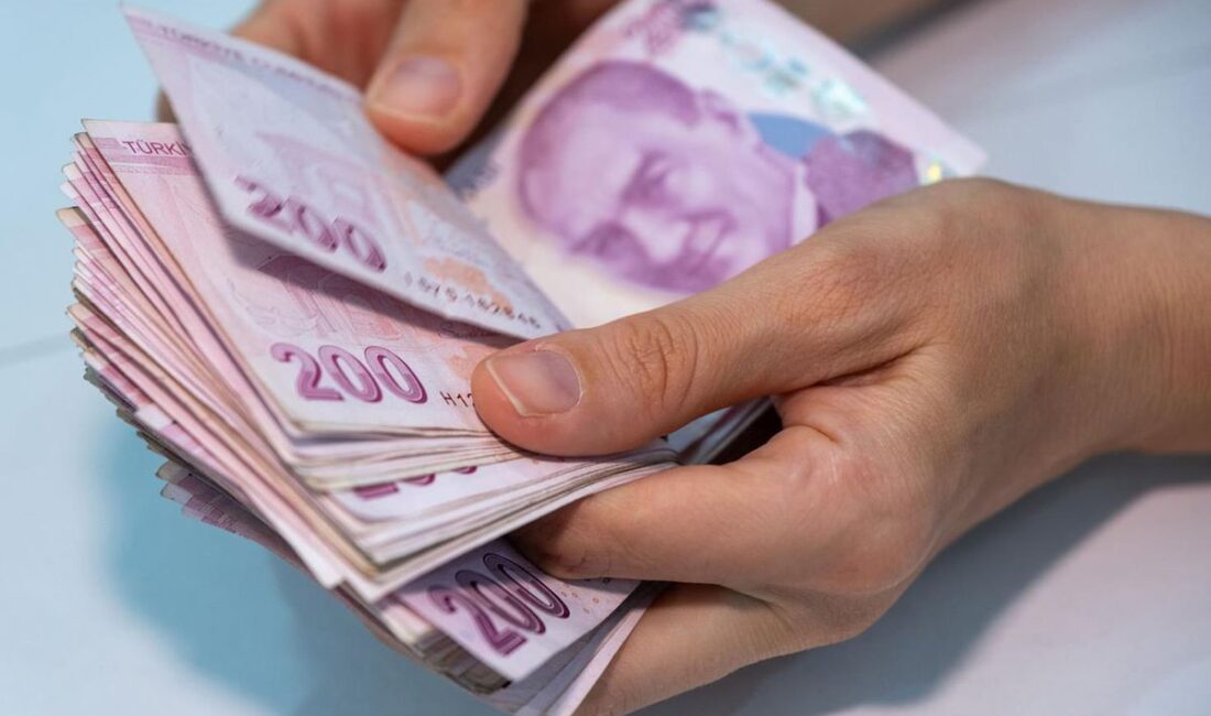 Akaryakıta gelen zamlarla birlikte istasyonlardaki tabelalar gece yarısı değişti. Benzinin