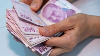 Akaryakıta gelen zamlarla birlikte istasyonlardaki tabelalar gece yarısı değişti. Benzinin