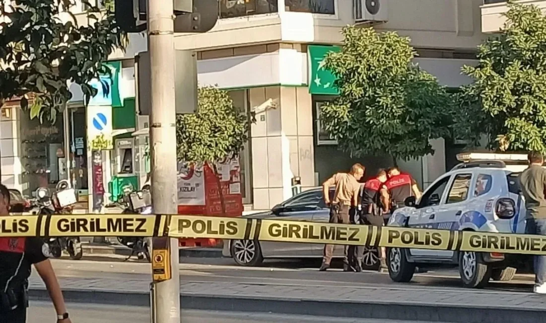 İzmir’de TEB Hatay Şubesi’ndeki soygun girişiminin ardından bomba ihbarı yapıldı.