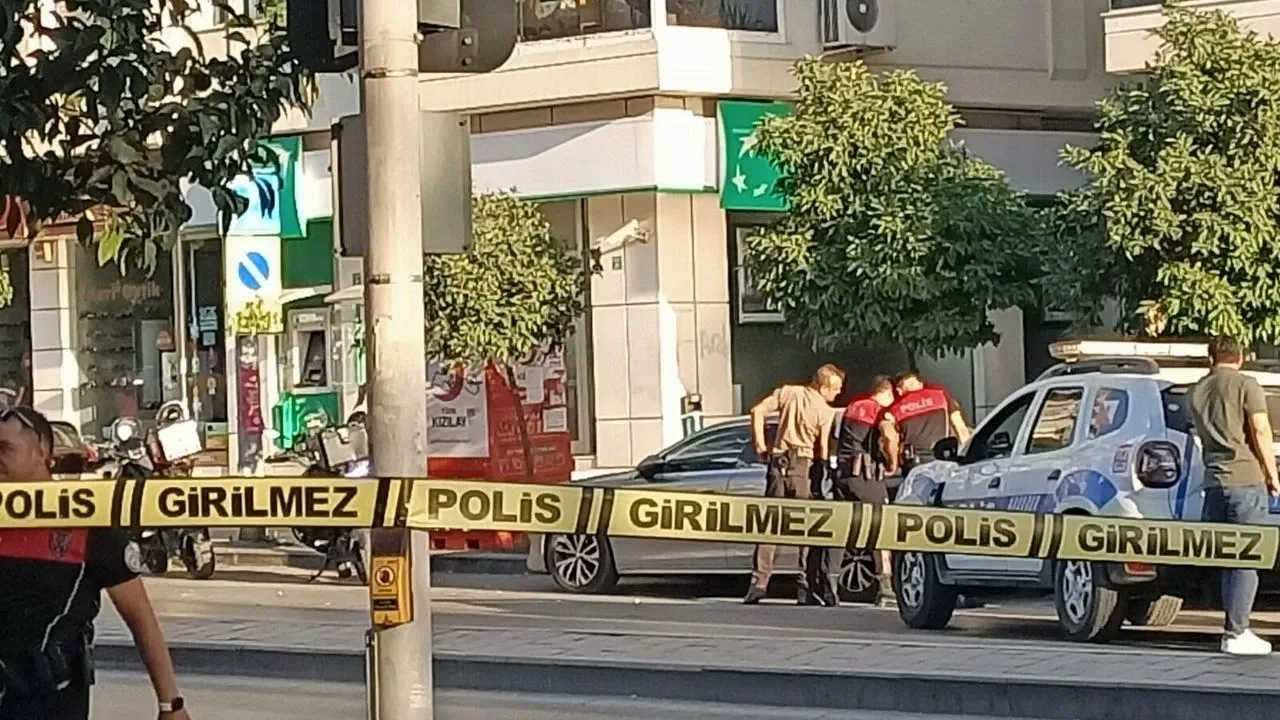 İzmir’de TEB Hatay Şubesi’ndeki soygun girişiminin ardından bomba ihbarı yapıldı.