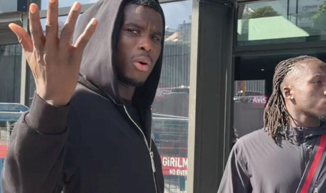 Trabzonspor'un golcüsü Paul Onuachu, Amedspor karşılaşmasının ardından gittiği İngiltere'den ailesiyle