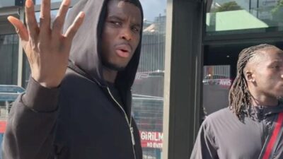 Trabzonspor'un golcüsü Paul Onuachu, Amedspor karşılaşmasının ardından gittiği İngiltere'den ailesiyle