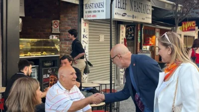 CHP Karşıyaka İlçe Başkanı Adnan Alabay, ilçe yönetimiyle birlikte esnaf