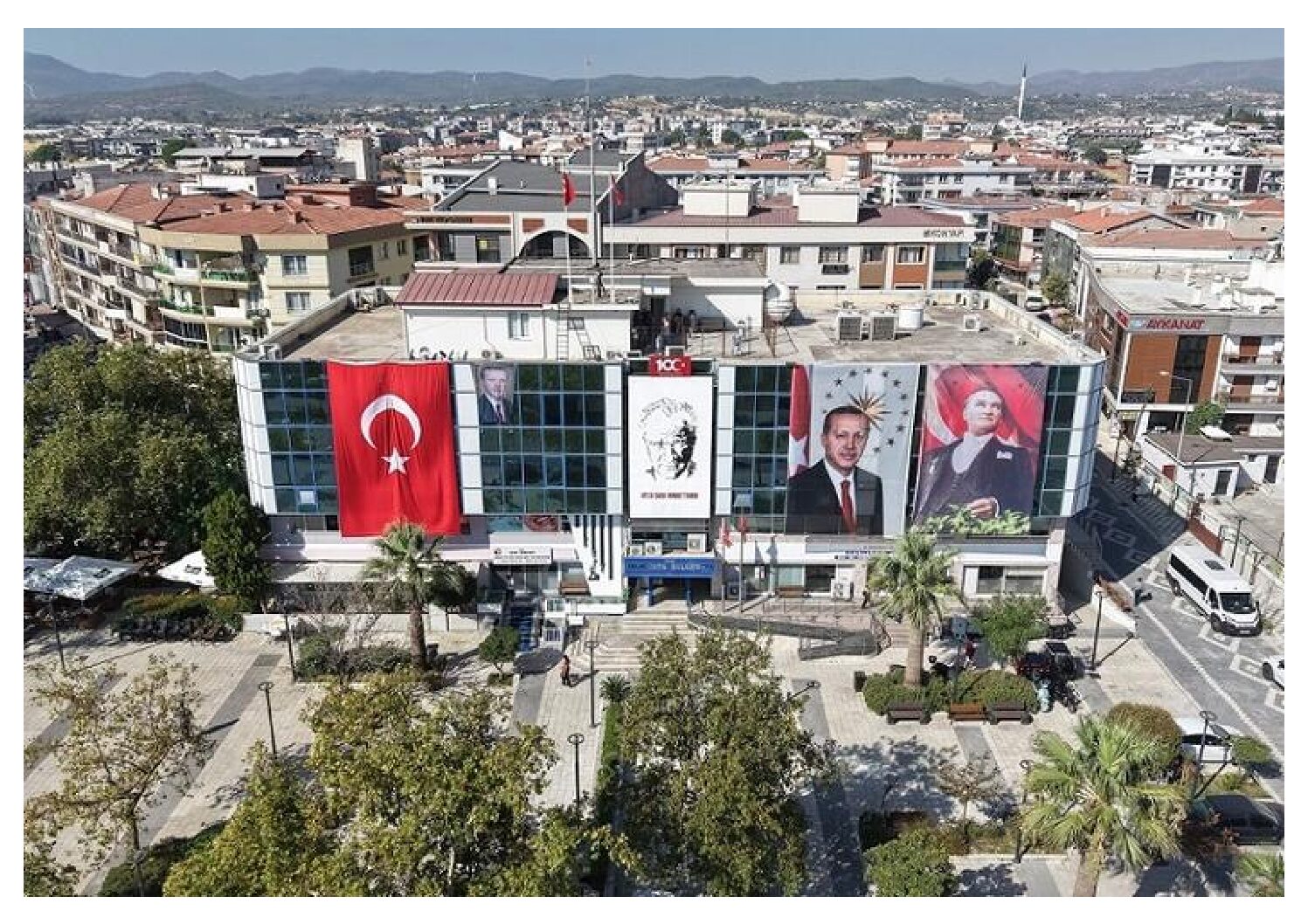 Menderes Belediyesi, ilkokul ve ortaokul öğrencilerine kırtasiye desteği verecek.