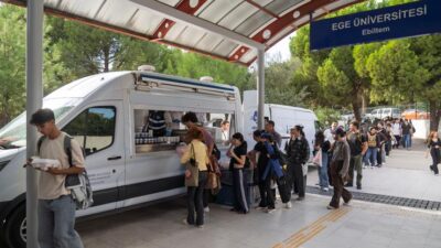 İzmir Büyükşehir Belediyesi’nin üniversite öğrencilerine ücretsiz sıcak akşam yemeği desteği