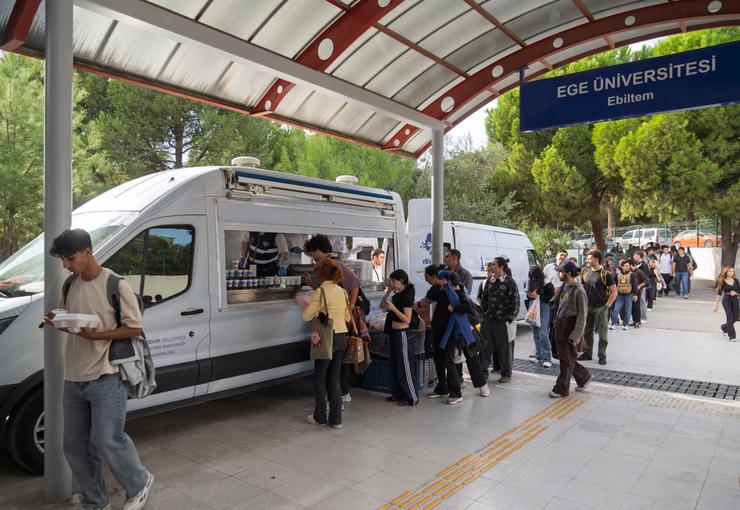 İzmir Büyükşehir Belediyesi’nin üniversite öğrencilerine ücretsiz sıcak akşam yemeği desteği