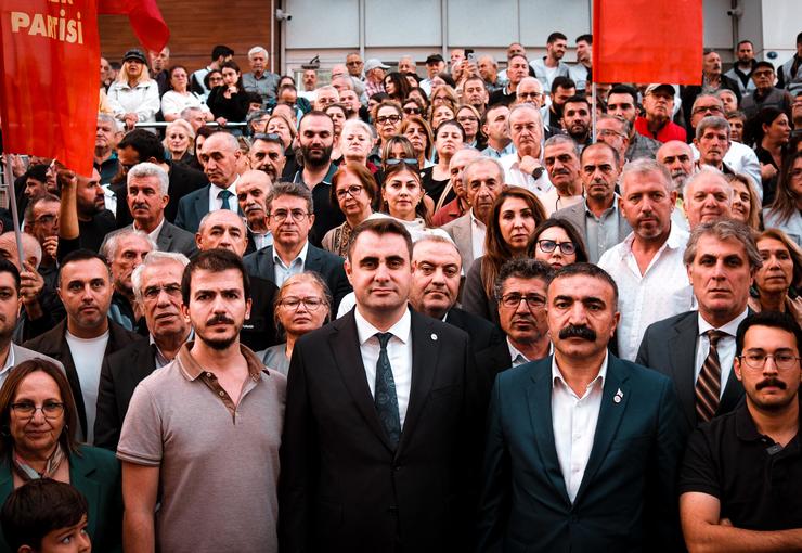 Çiğli Belediye Başkanı Onur Emrah Yıldız’ın AKP’ye katılmasına tepki gösteren