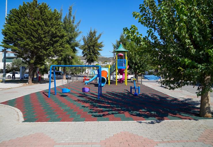 Parklarda yenileme çalışmalarını sürdüren Gaziemir Belediyesi, Şehit Polis Cihat Akkaya