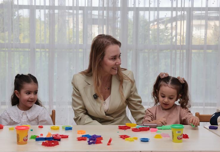 Ücretsiz hizmet veren Mutlu Çocuklar Oyun Evleri’ndeki miniklerle bir araya