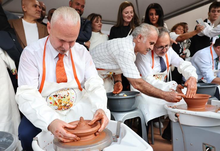 Geçtiğimiz ay gerçekleştirilen 5. Uluslararası Menemen Çömlek Festivali'nin yankıları sürüyor.