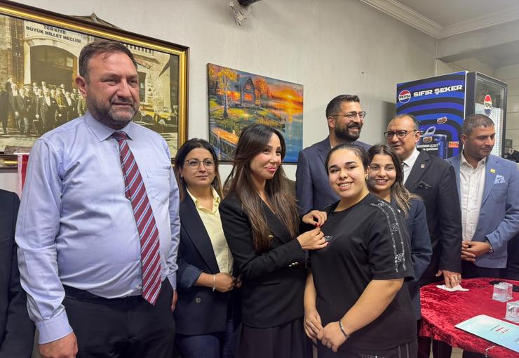 Cumhuriyet Halk Partisi’ne İzmir genelinde vatandaşların katılımı sürerken, Bayraklı’da yeni