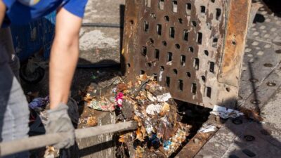 İzmir Büyükşehir Belediyesi, kış öncesi yağmursuyu ızgaralarını temizliyor. 