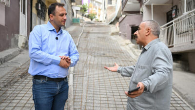 Bornova Belediyesi, ilçe genelinde yürüttüğü yol yapım ve yenileme seferberliği
