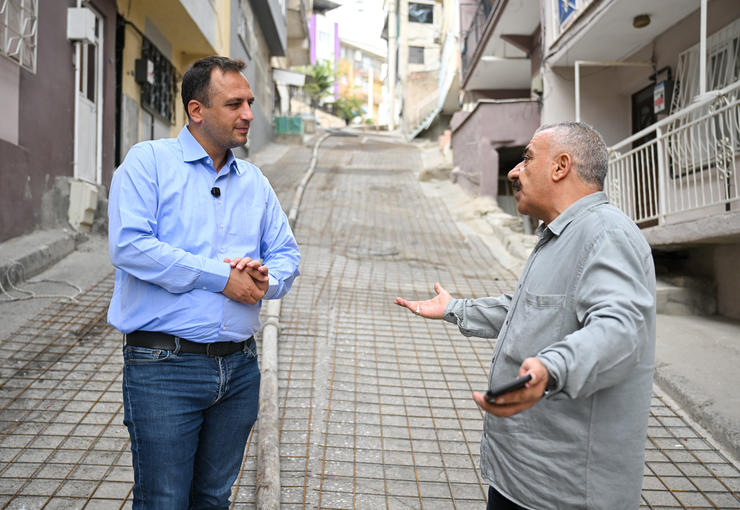 Bornova Belediyesi, ilçe genelinde yürüttüğü yol yapım ve yenileme seferberliği