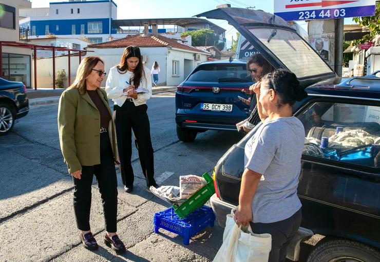 Güzelbahçe Belediye Başkan Vekili Ayşe Akın, Zabıta Müdürlüğü ekipleriyle birlikte