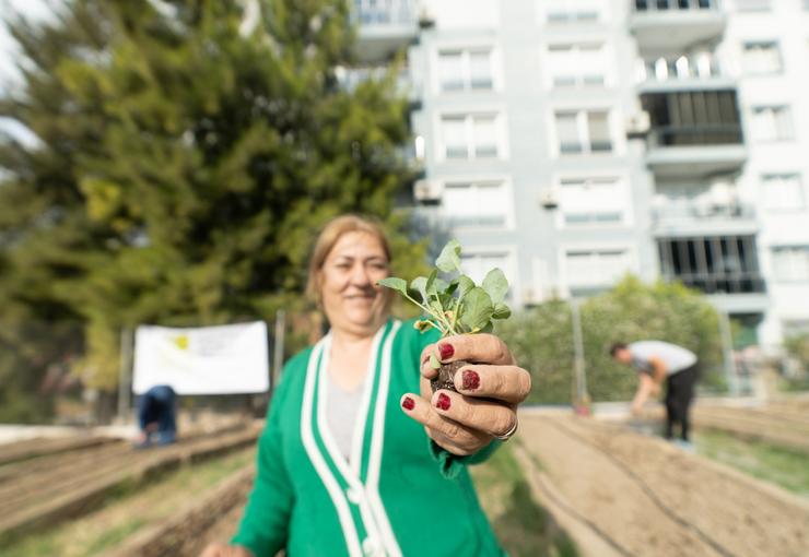 İzmirli kadınların hem toprakla buluşarak üretim yaptığı hem de sosyalleştiği