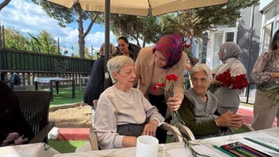 Menderes Belediyesi, Engelsiz Çocuk Evi’nden yararlanan engelli bireyler ile birlikte