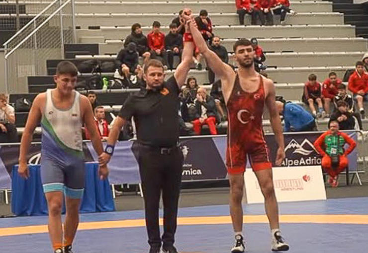 İzmir Büyükşehir Belediyesi Spor Kulübü güreşçisi Muhammed Emin Uyumaz, U20