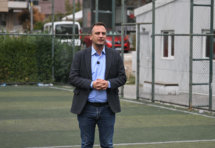 Bornova Belediyesi, Erzene Mahallesi’nde bulunan ve içerisinde halı sahanın da