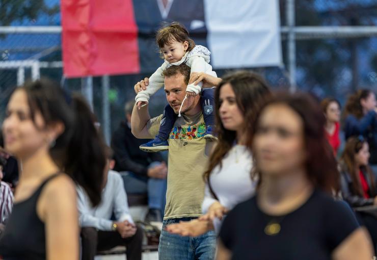 İzmir Büyükşehir Belediyesi tarafından düzenlenen “Genç İzmir Gençlik Şenliği”, renkli