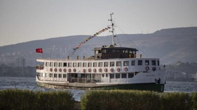 İzmir’in simge vapurlarından Bergama Vapuru, rehberli Körfez turlarıyla yeniden İzmirlilerle
