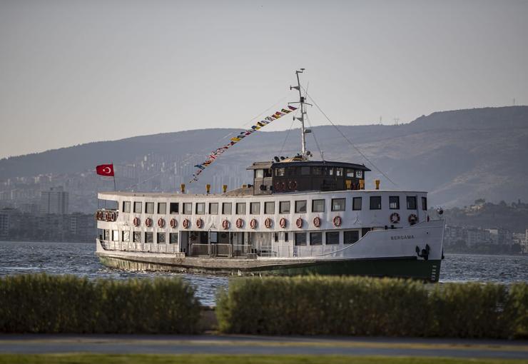 İzmir’in simge vapurlarından Bergama Vapuru, rehberli Körfez turlarıyla yeniden İzmirlilerle