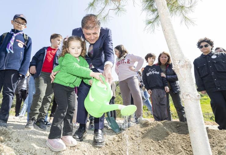 İzmir Büyükşehir Belediyesi, hafriyat toprağını kontrollü sahalarda yönetirken kullanım ömrünü