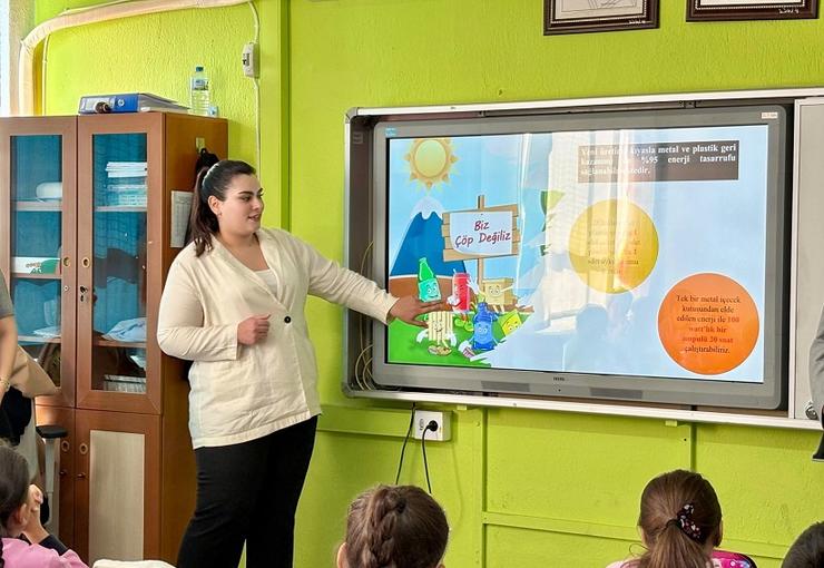 Menderes Belediyesi, okullarda sıfır atıkla ilgili bilinçlendirme eğitimleri veriyor.