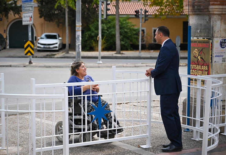 Bornova Belediyesi, vatandaşların en yoğun kullandığı parklarda yayaların can güvenliğini