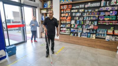 İzmir Büyükşehir Belediyesi, engelli hizmet merkezlerinde düzenlediği eğitimlerle kör ve