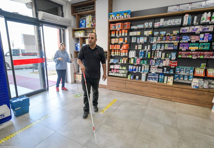 İzmir Büyükşehir Belediyesi, engelli hizmet merkezlerinde düzenlediği eğitimlerle kör ve